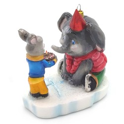 Christbaumschmuck Komozja Elefant und Hase auf dem Eis Christbaumschmuck Komozja Elefant und Hase auf dem Eis